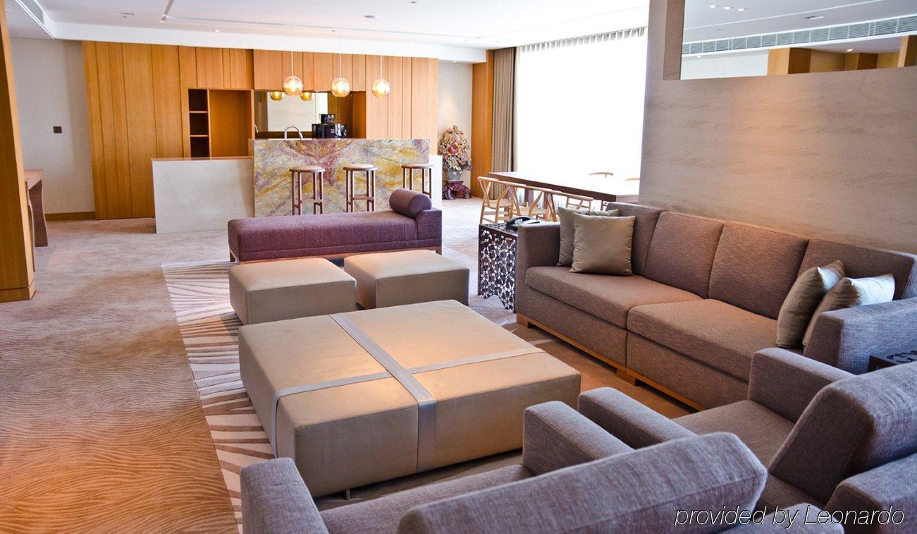 Millennium Hotel Đài Trung Ngoại thất bức ảnh The living room of a three-bedroom suite